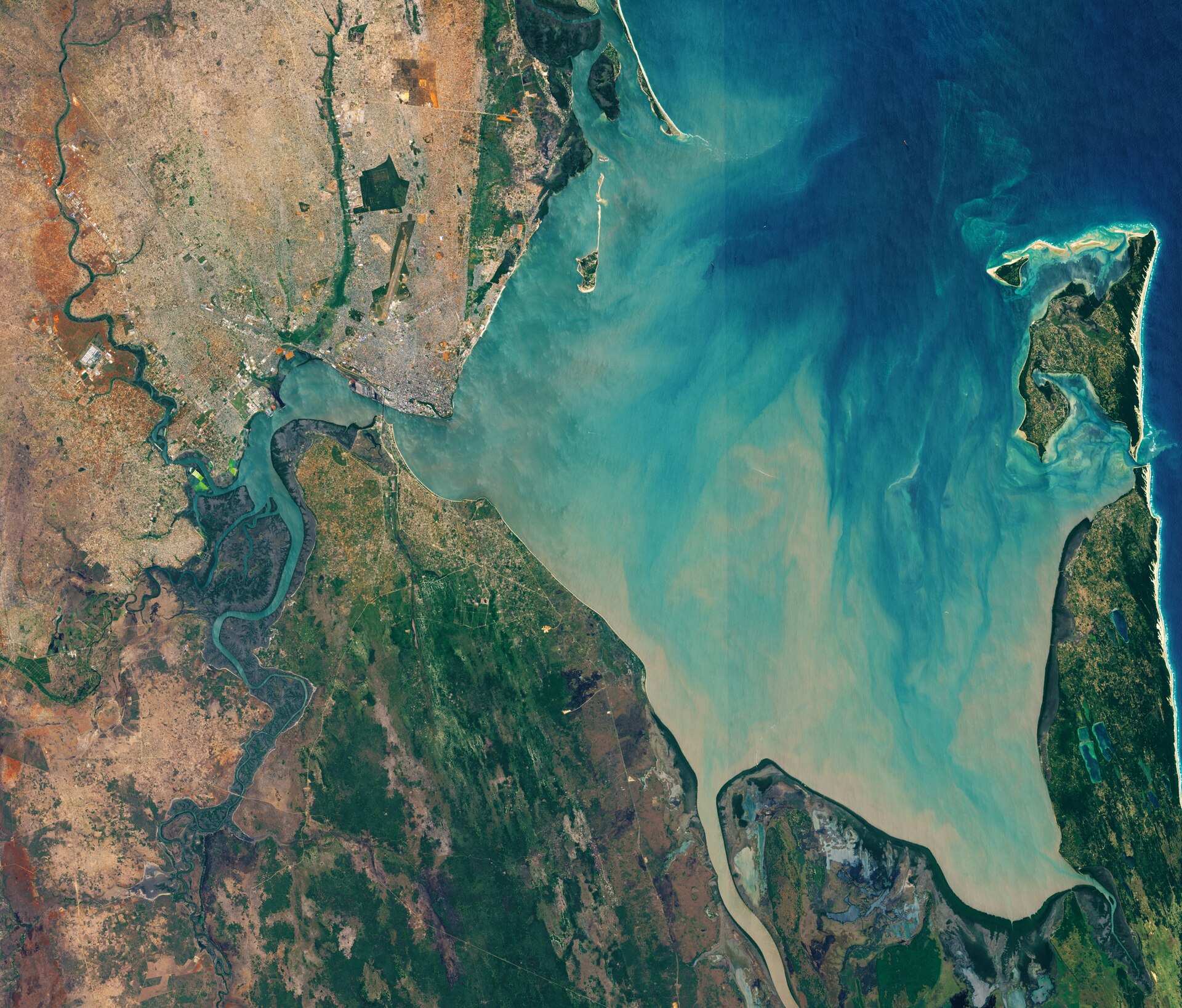 Imagem de satélite da Baía de Maputo, com a ilha da Inhaca à direita