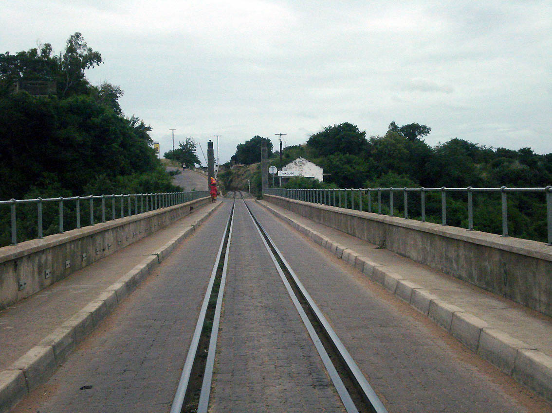 Ponte rodo-ferroviária de Magude sobre o rio Komati, vista do tabuleiro