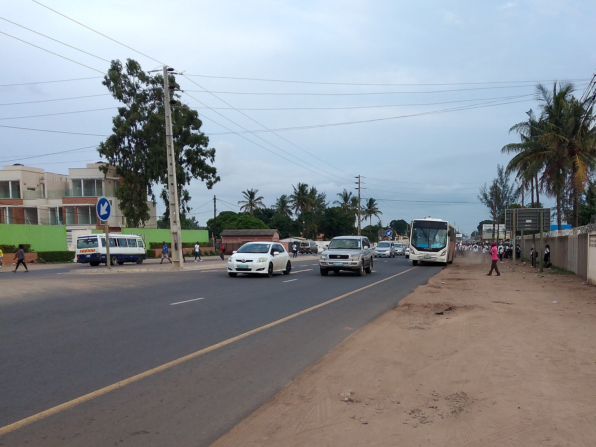 Avenida movimentada na Matola, com carros e um autocarro