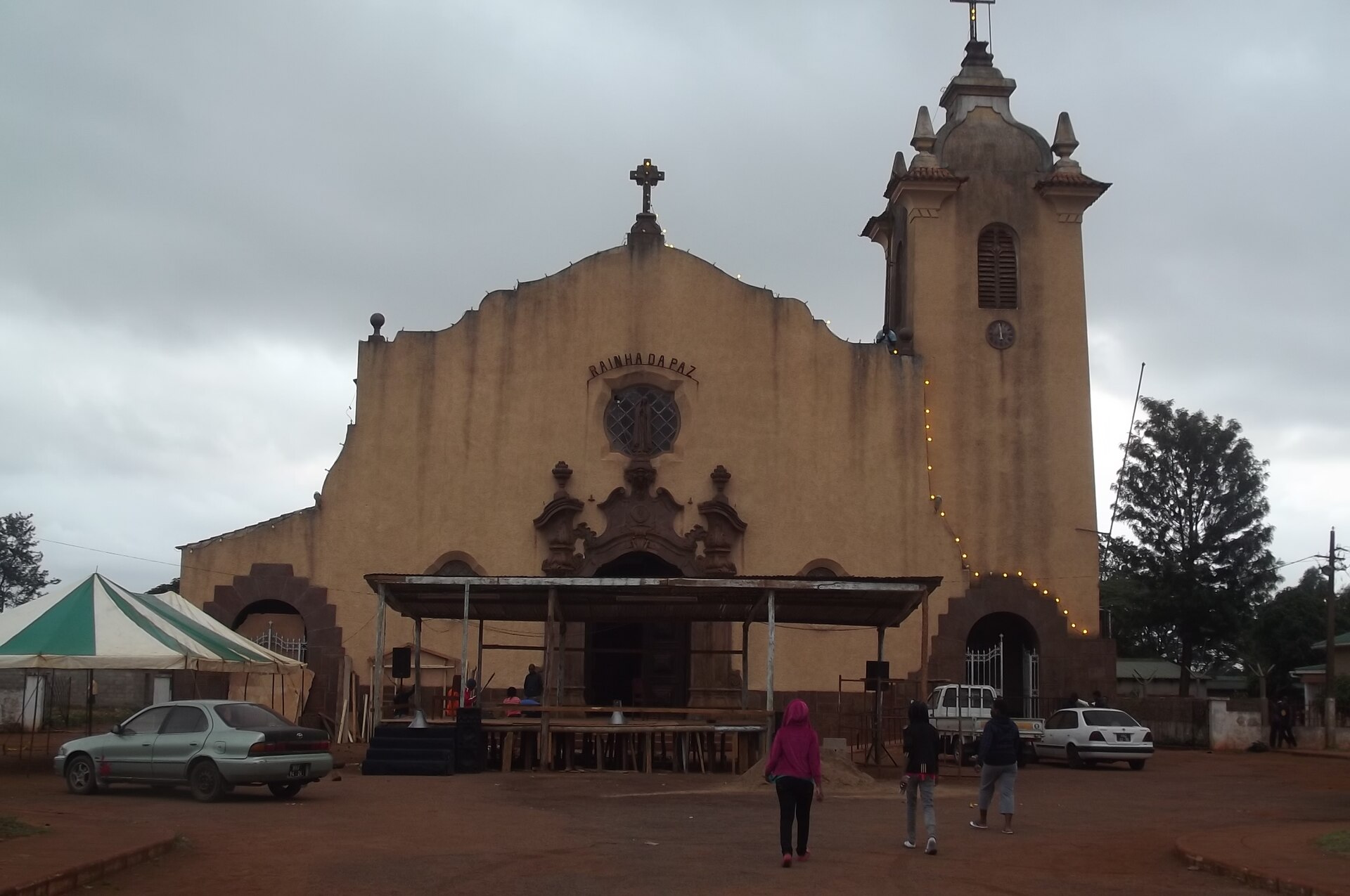 Fachada da igreja da Namaacha, com torre sineira
