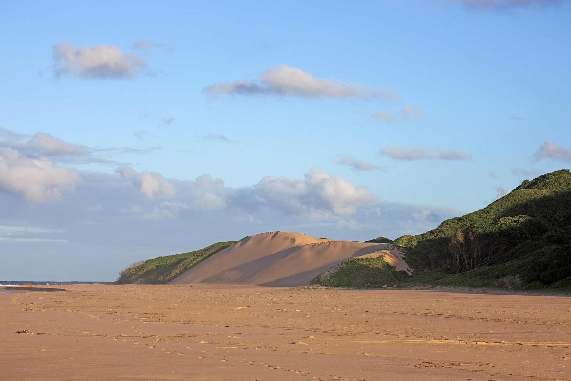 Praia e duna de areia no Parque Nacional de Maputo