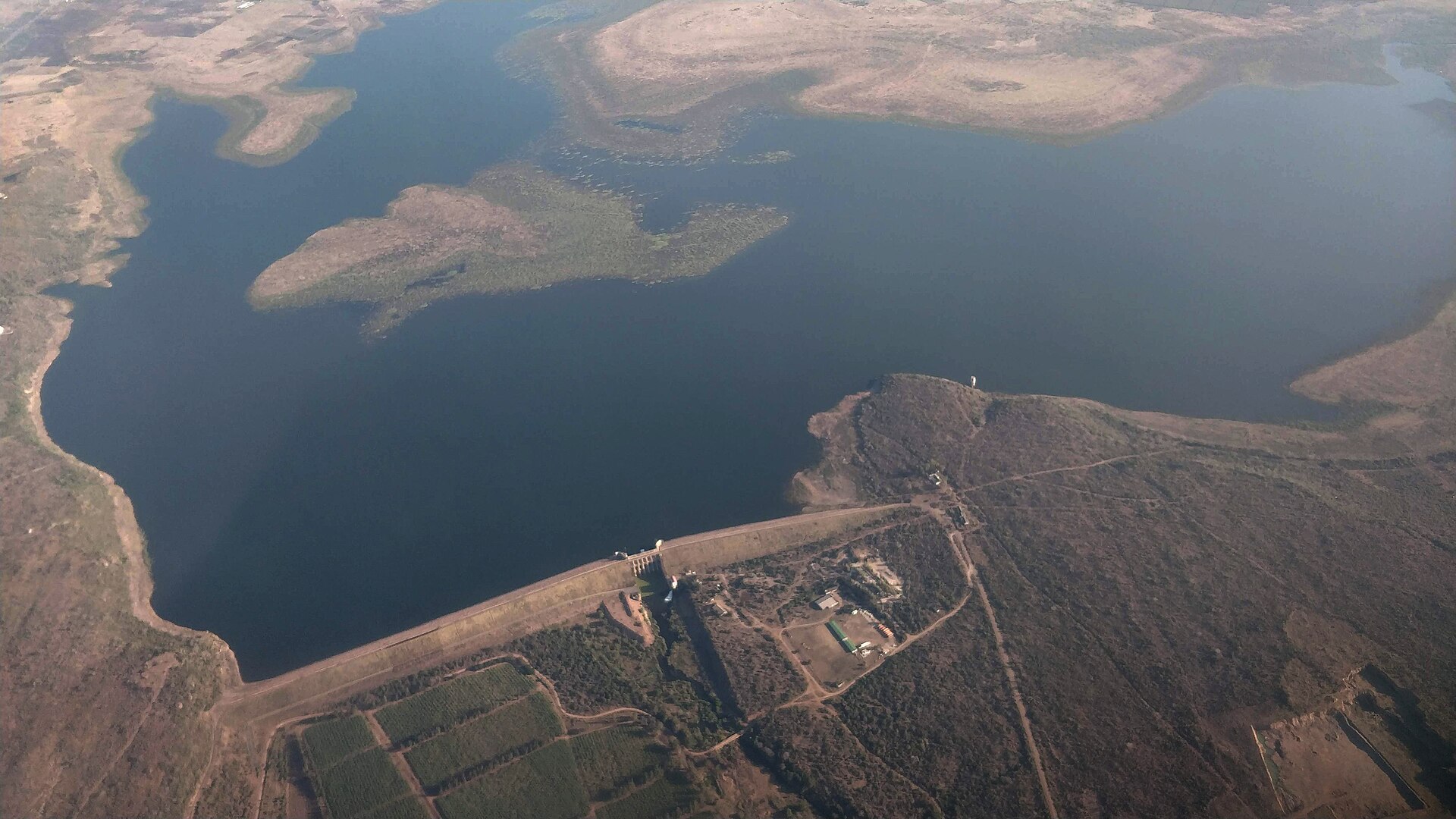 Vista aérea da albufeira e do paredão da barragem dos Pequenos Libombos